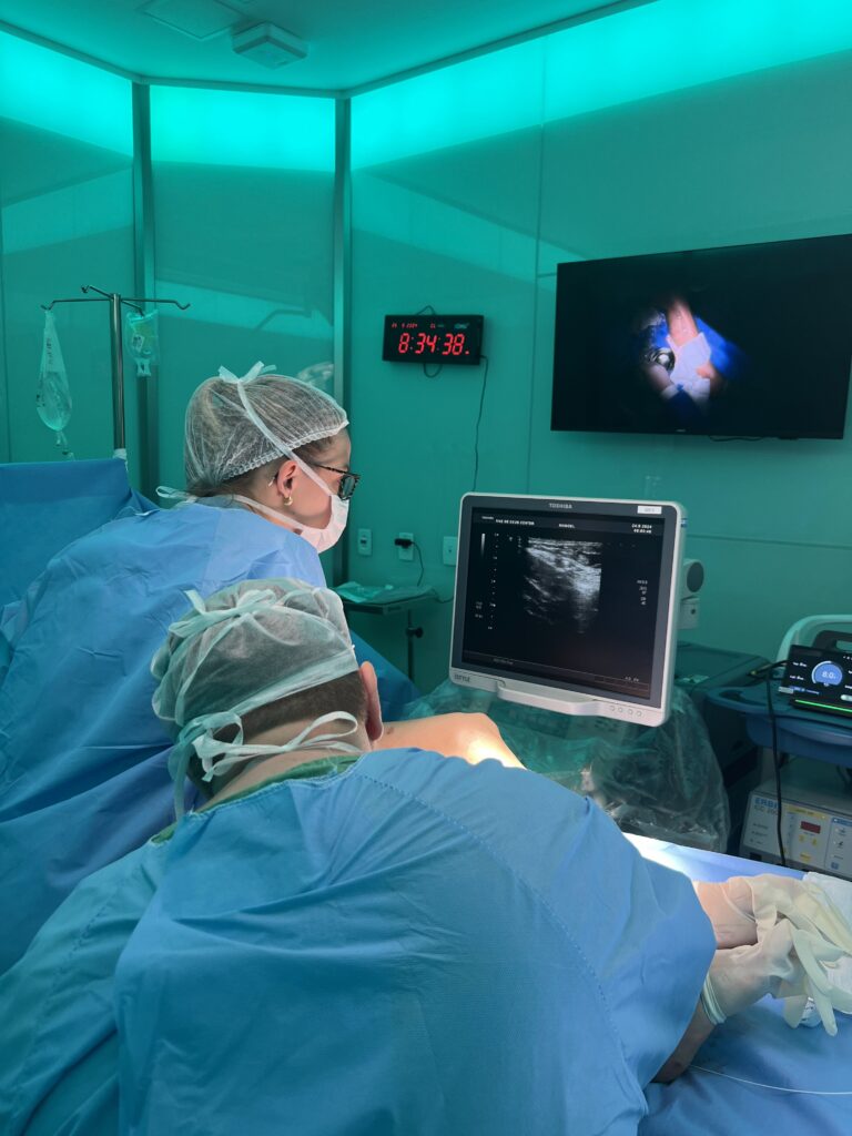Quando a cirurgia de varizes é indicada? 1 quando a cirurgia de varizes é indicada Cirurgia de varizes tem risco de morte - Dra Lara Rech Poltronieri realizando cirurgia de varizes
